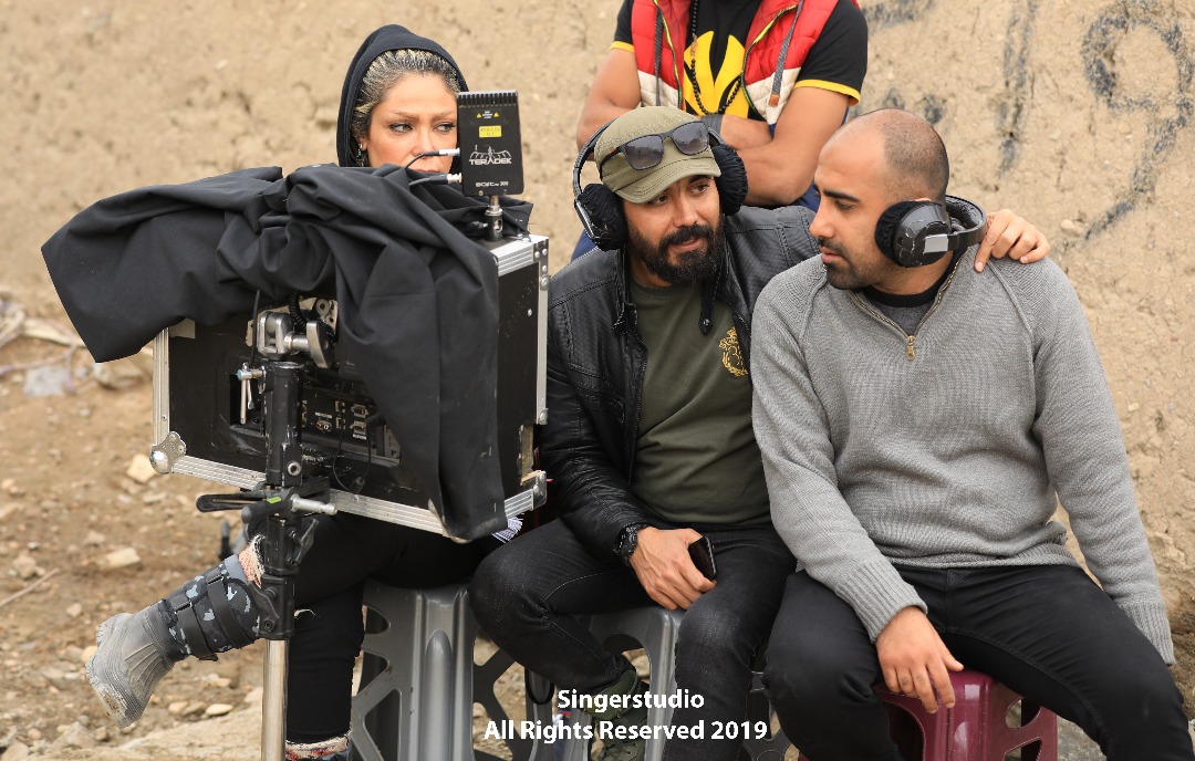 تصویری از امیر صیدآبادی، مجری طرح و مدیر صحنه سینما و تلویزیون در حال بازیگری سر صحنه یکی از آثارش