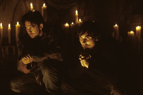 کریستین بیل در صحنه فیلم سینمایی محدوده آتش به همراه جرارد باتلر