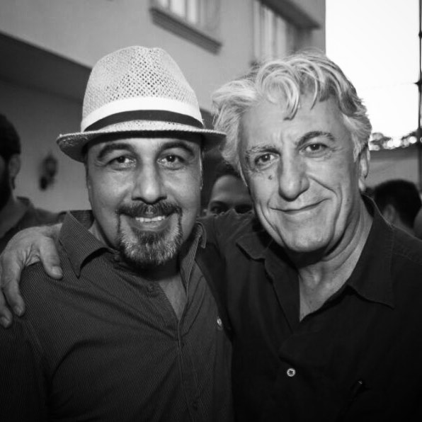 تصویری از رضا عطاران، بازیگر و نویسنده سینما و تلویزیون در حال بازیگری سر صحنه یکی از آثارش