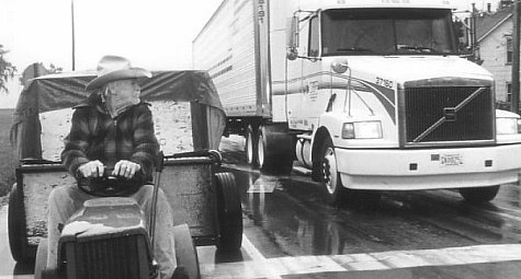 Richard Farnsworth در صحنه فیلم سینمایی داستان استریت
