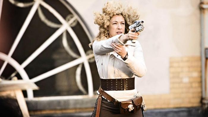 Alex Kingston در صحنه سریال تلویزیونی Doctor Who