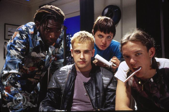 Laurence Mason در صحنه فیلم سینمایی هکرها به همراه جانی لی میلر، Matthew Lillard و آنجلینا جولی