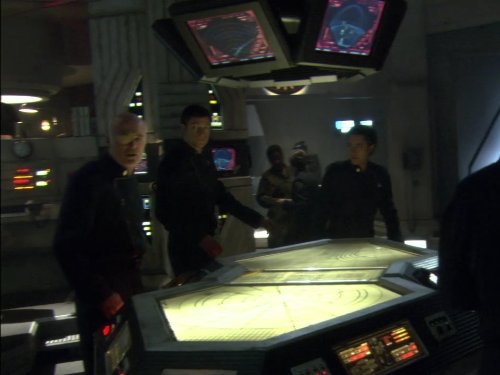 Michael Hogan در صحنه سریال تلویزیونی ناوبر فضایی گالاکتیک به همراه Tahmoh Penikett و Alessandro Juliani