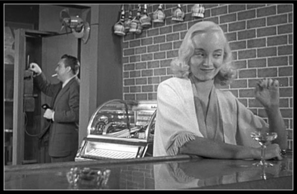 Carolyn Jones در صحنه فیلم سینمایی Shield for Murder به همراه Edmond O'Brien