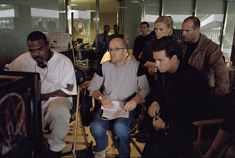 F. Gary Gray در صحنه فیلم سینمایی کسب و کار ایتالیایی به همراه مارک والبرگ، جیسون استاتهم و شارلیز ترون