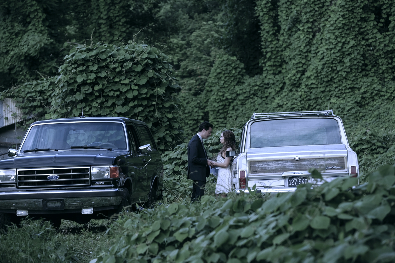 امیلیا کلارک در صحنه فیلم سینمایی Above Suspicion به همراه جک هیوستون