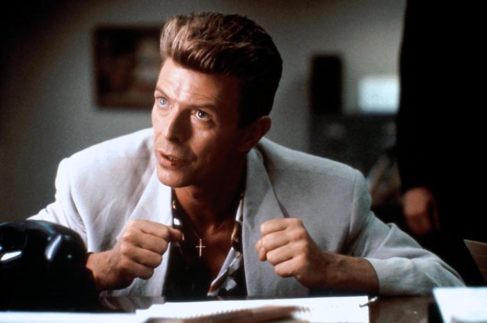 David Bowie در صحنه فیلم سینمایی توئین پیکز: آتش با من گام بردار