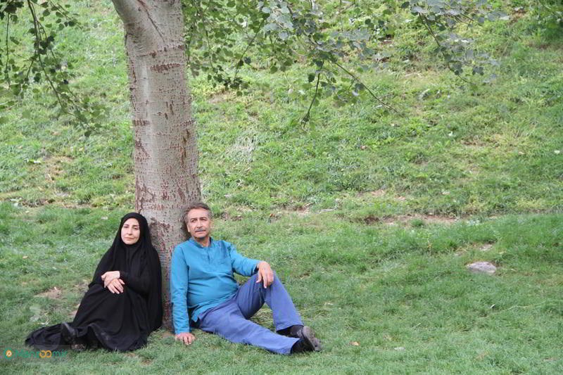 محمود‌ پاک‌نیت در صحنه سریال تلویزیونی نفس گرم به همراه مرجانه گلچین
