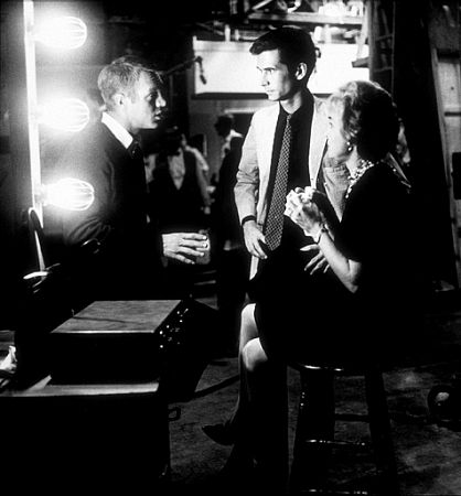 جنت لی در صحنه فیلم سینمایی روانی به همراه آنتونی پرکینز و استیو مک کوئین