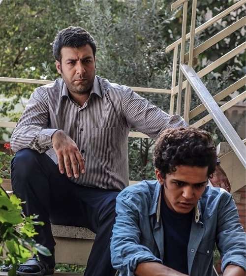 مجید نوروزی در صحنه سریال تلویزیونی زیر پای مادر به همراه مجید واشقانی