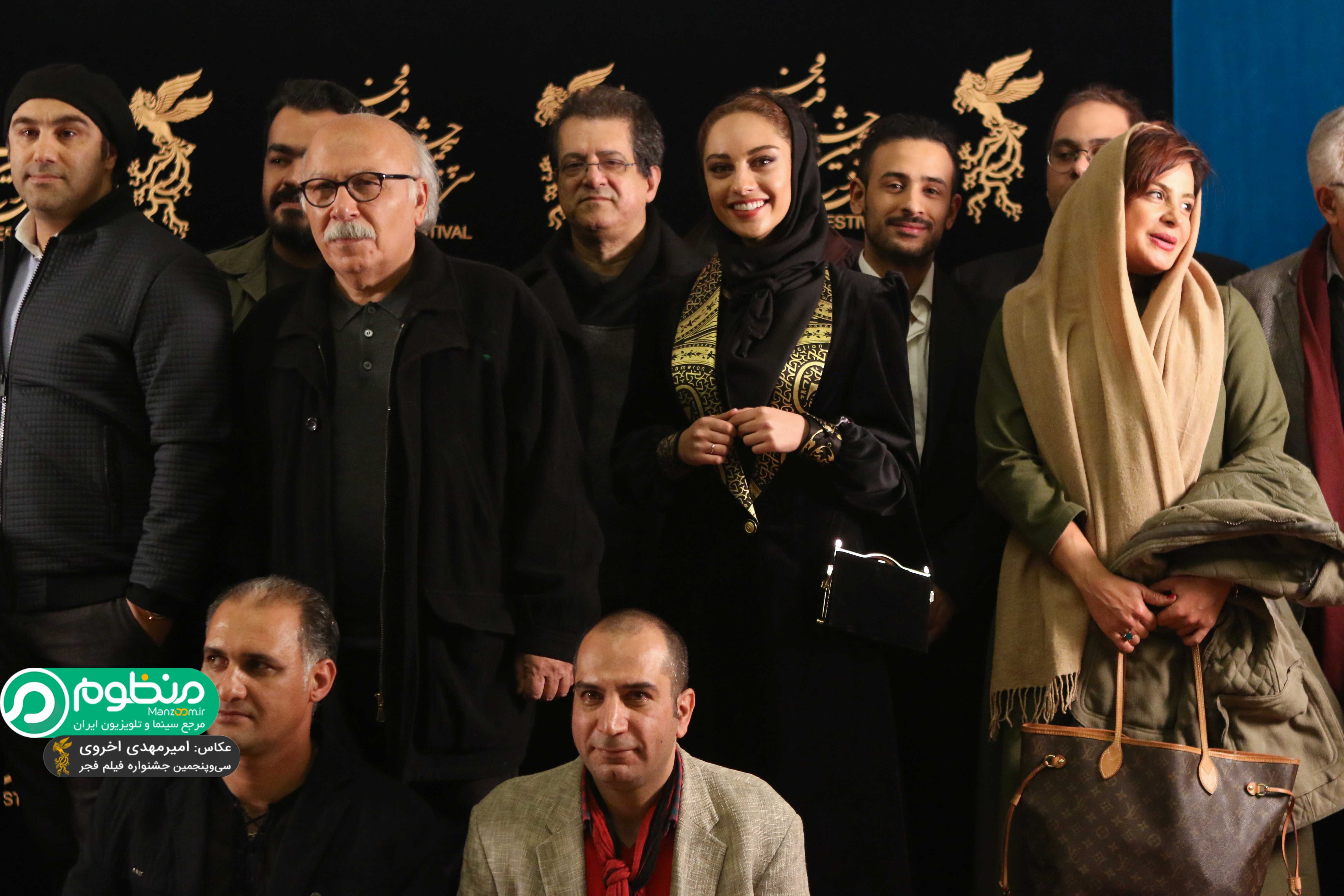 علیرضا داوودنژاد در فرش قرمز فیلم سینمایی فراری به همراه سیما تیرانداز، ترلان پروانه و محسن تنابنده