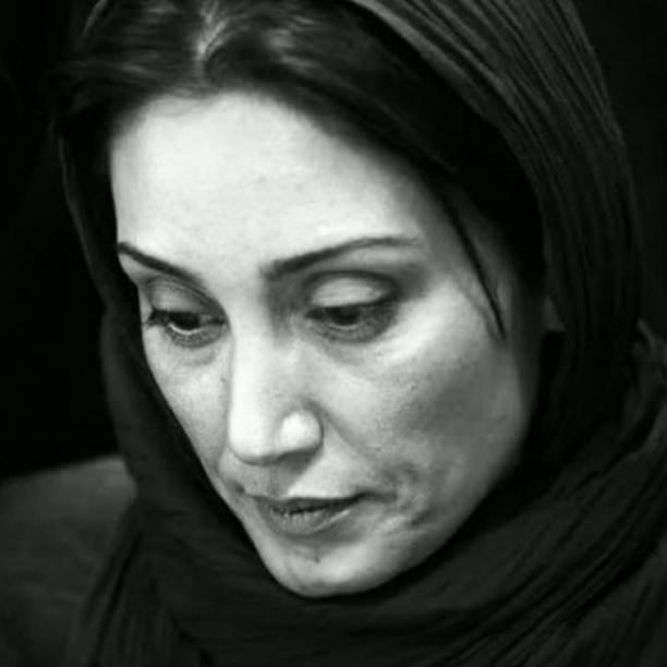 تصویری از هدیه تهرانی، بازیگر و طراح لباس سینما و تلویزیون در حال بازیگری سر صحنه یکی از آثارش