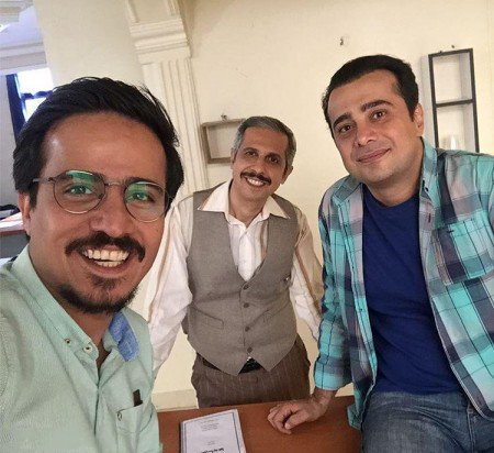 سید جواد رضویان در پشت صحنه سریال تلویزیونی همسایه‌ها به همراه سپند امیرسلیمانی و حسین سلیمانی
