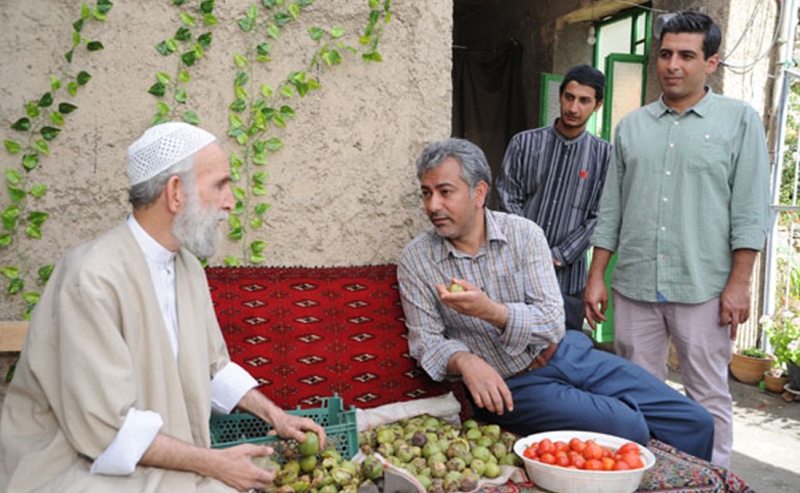 اسماعیل خلج در صحنه فیلم سینمایی ایران برگر به همراه حمید گودرزی و محمدرضا هدایتی