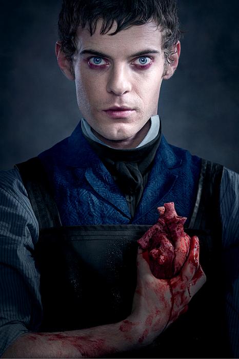 Harry Treadaway در صحنه سریال تلویزیونی جدال با هیولا ها