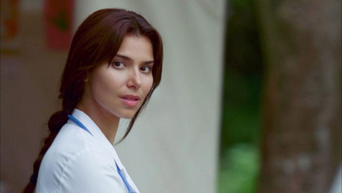 Roselyn Sanchez در صحنه فیلم سینمایی قانون شجاعت