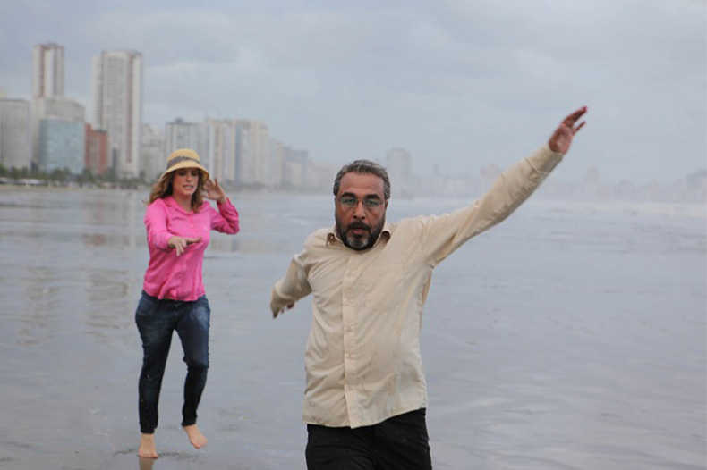 رضا عطاران در صحنه فیلم سینمایی من سالوادور نیستم به همراه کارول ویدوتی