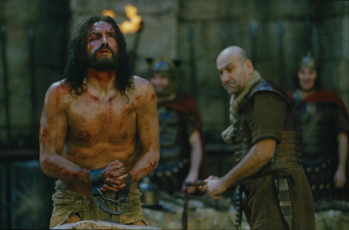 Dario D'Ambrosi در صحنه فیلم سینمایی مصائب مسیح به همراه Jim Caviezel