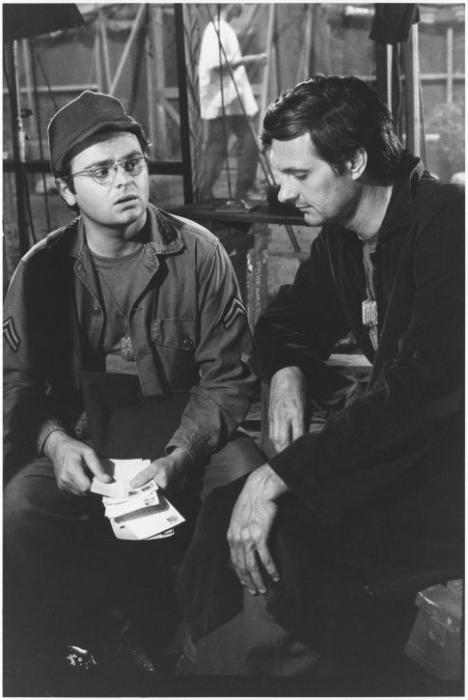 Gary Burghoff در صحنه سریال تلویزیونی M*A*S*H به همراه آلن آلدا