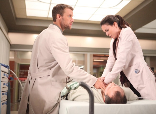 Odette Annable در صحنه سریال تلویزیونی دکتر هاوس به همراه Jesse Spencer
