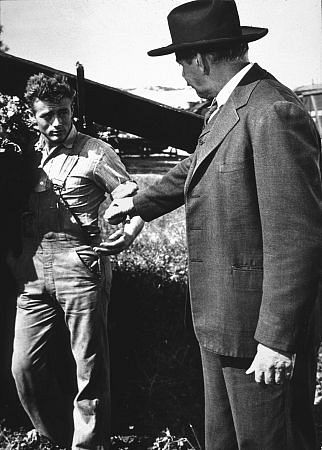 Raymond Massey در صحنه فیلم سینمایی East of Eden به همراه James Dean