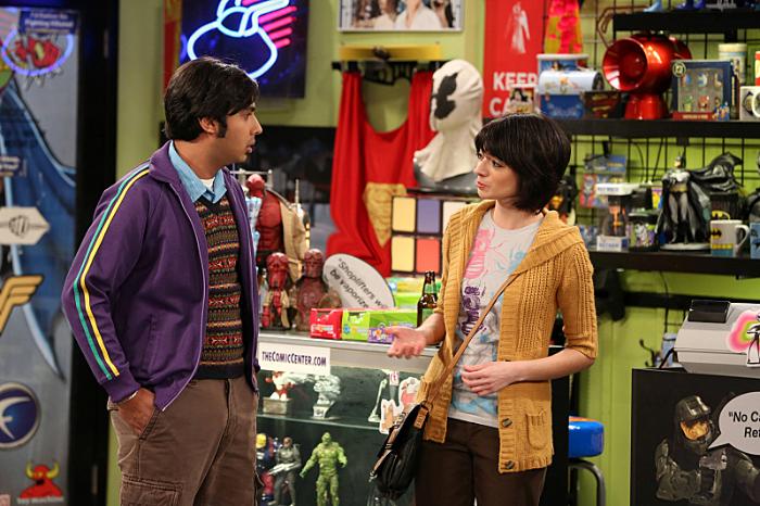 Kate Micucci در صحنه سریال تلویزیونی تئوری بیگ بنگ به همراه کونال نایر