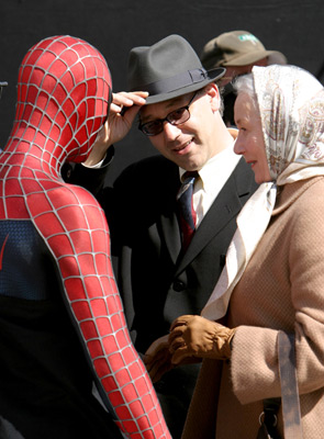 رزماری هریس در صحنه فیلم سینمایی مرد عنکبوتی ۲ به همراه Sam Raimi