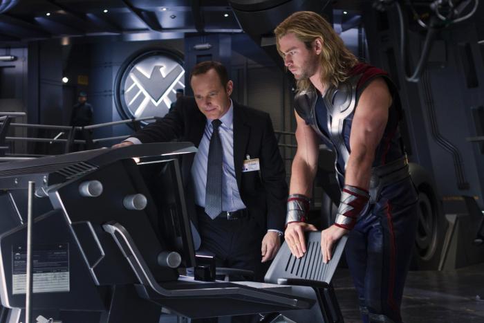 Clark Gregg در صحنه فیلم سینمایی The Avengers به همراه کریس همسورث