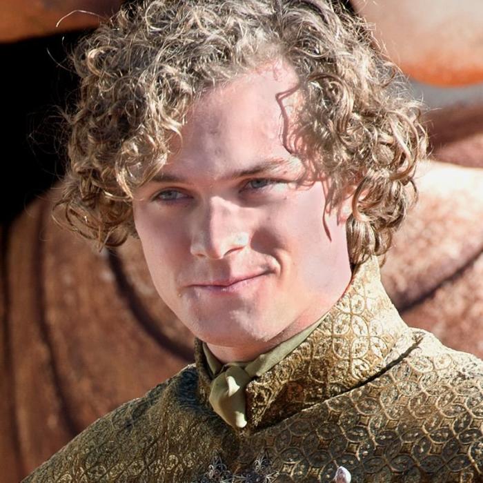 Finn Jones در صحنه سریال تلویزیونی بازی تاج و تخت