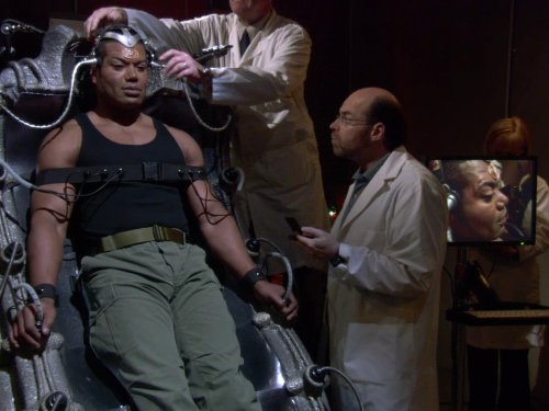 Bill Dow در صحنه سریال تلویزیونی دروازه ستارگان اس جی-۱ به همراه Christopher Judge
