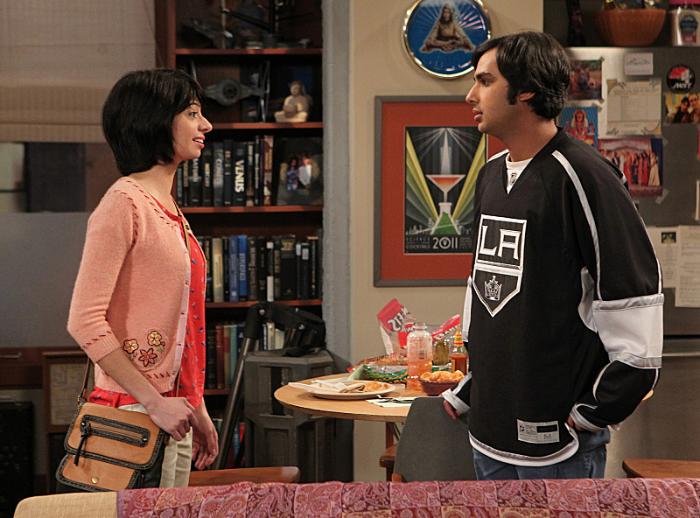 Kate Micucci در صحنه سریال تلویزیونی تئوری بیگ بنگ به همراه کونال نایر