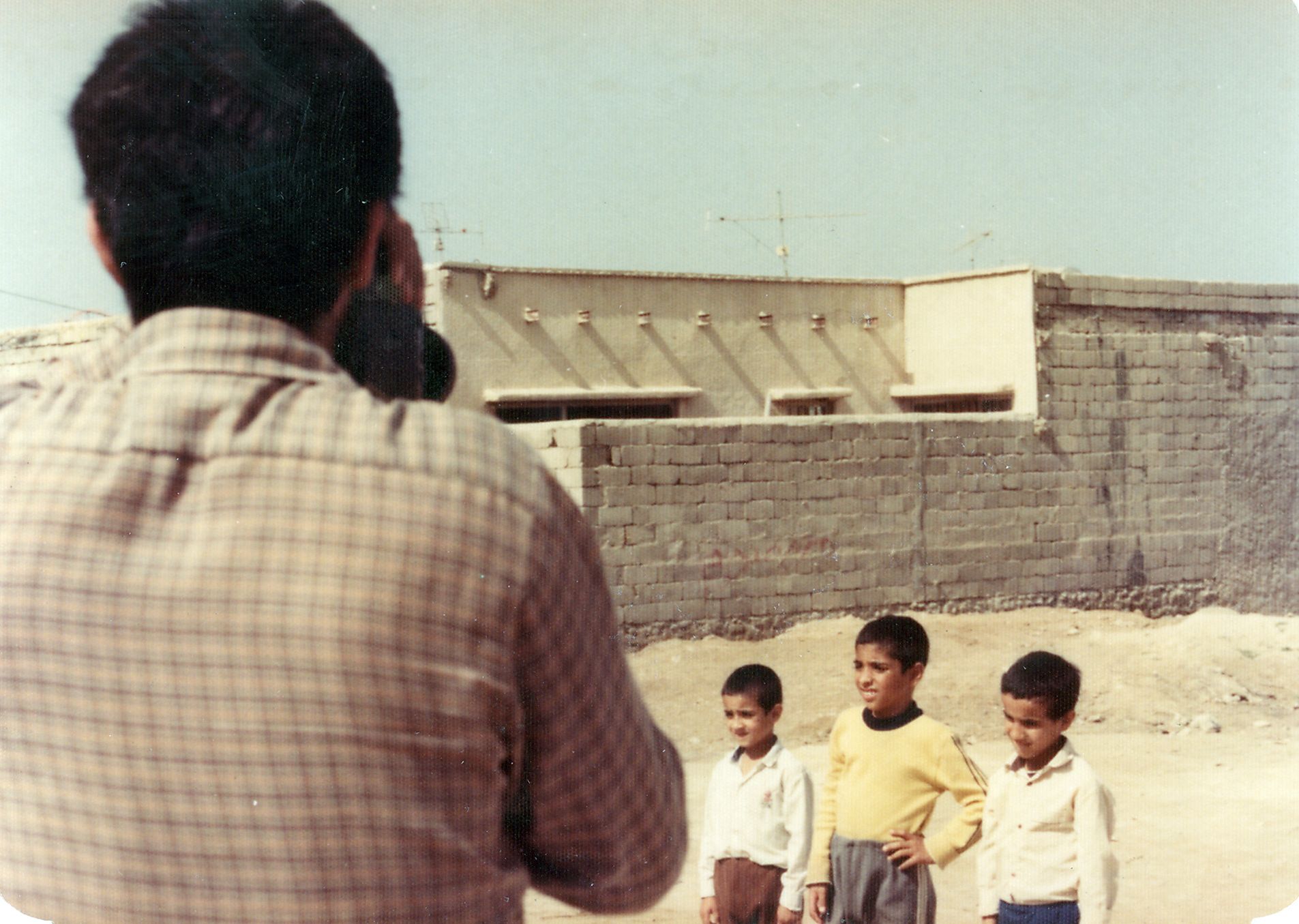 تصویری از علی غلامی، بازیگر سینما و تلویزیون در پشت صحنه یکی از آثارش