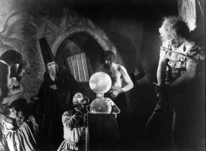 Leo Birinsky در صحنه فیلم سینمایی اتاق کار دکتر کالیگاری به همراه Conrad Veidt و Paul Leni