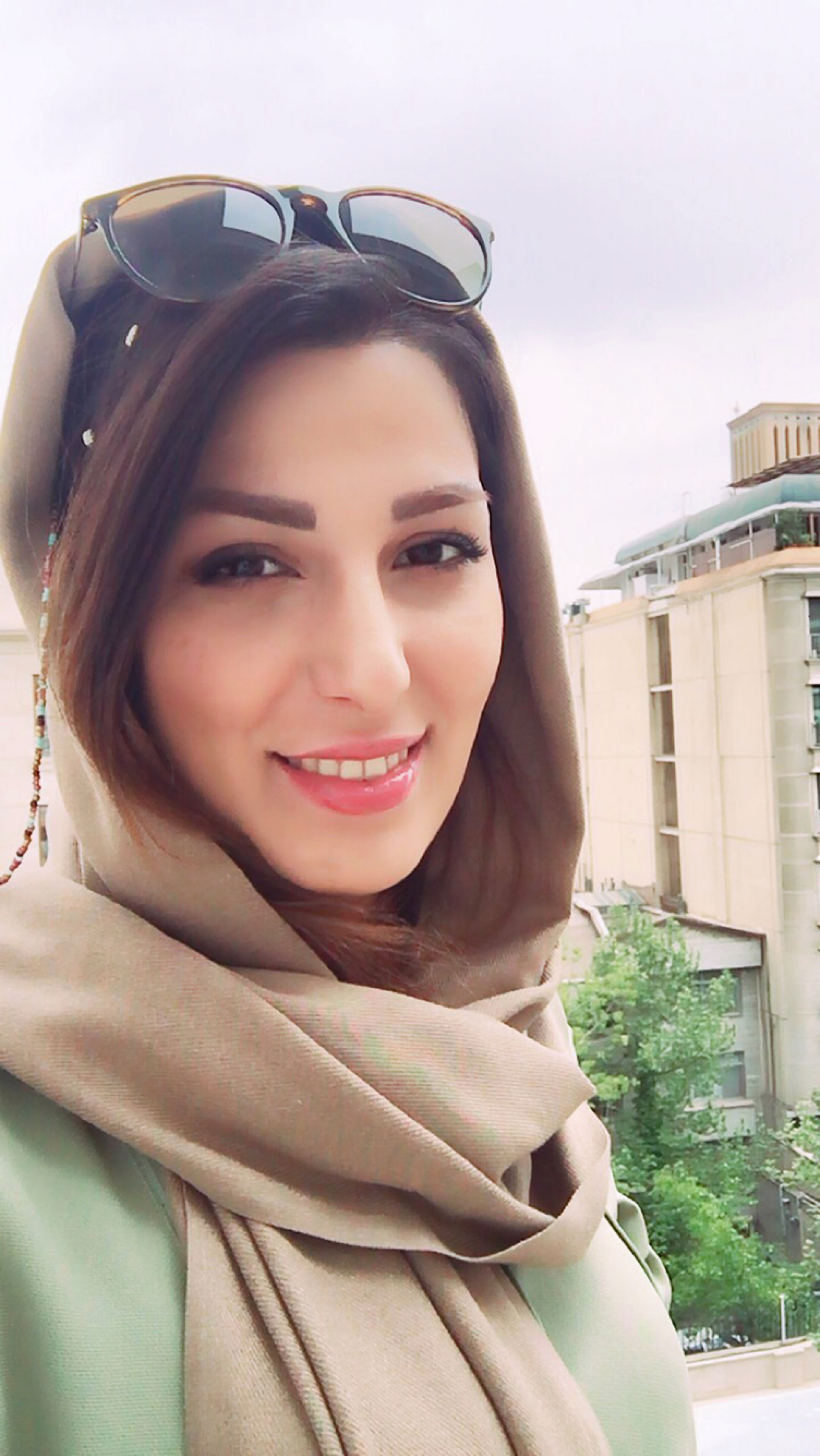 تصویری از حوریه مقدسی، بازیگر سینما و تلویزیون در حال بازیگری سر صحنه یکی از آثارش