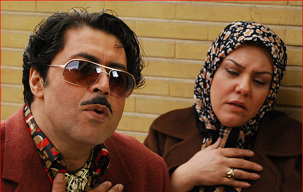 فرهاد اصلانی در صحنه سریال تلویزیونی آشپزباشی به همراه افسانه چهره‌آزاد