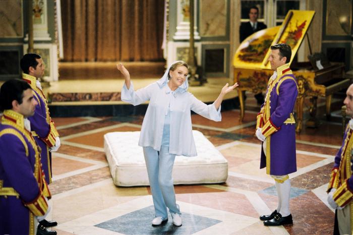 Julie Andrews در صحنه فیلم سینمایی خاطرات پرنسس ۲ : نامزدی سلطنتی