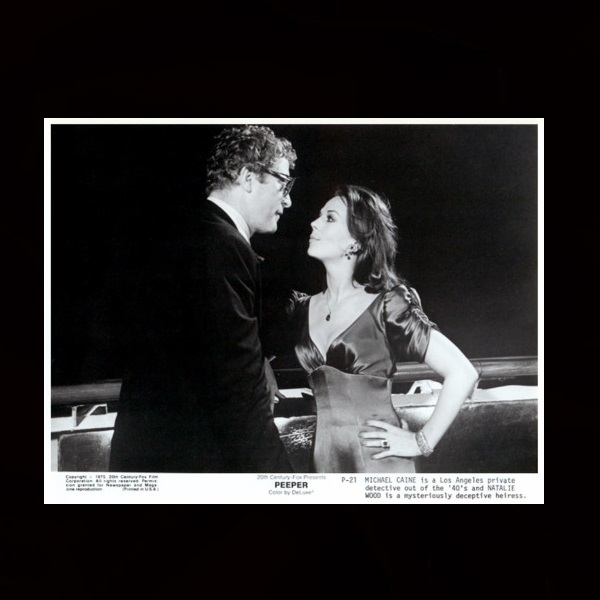 مایکل کین در صحنه فیلم سینمایی Peeper به همراه Natalie Wood
