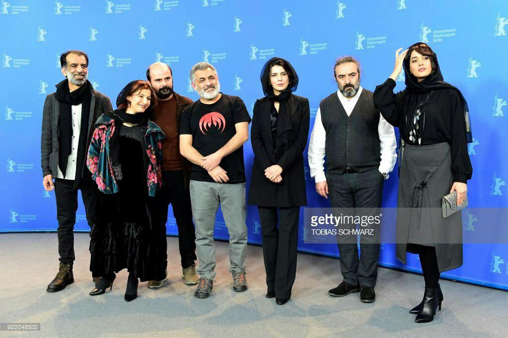 پریناز ایزدیار در نشست خبری فیلم سینمایی خوک به همراه مانی حقیقی، علی مصفا، لیلی رشیدی، لیلا حاتمی و حسن معجونی
