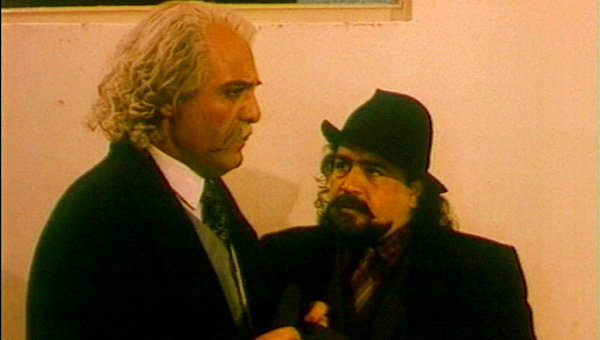 محمدرضا شریفی‌نیا در صحنه سریال تلویزیونی کیف انگلیسی