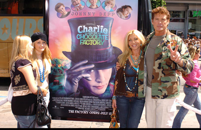 David Hasselhoff در صحنه فیلم سینمایی چارلی و کارخانه شکلات سازی