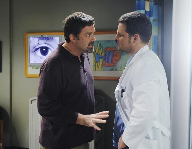 Jonathan Goldstein در صحنه سریال تلویزیونی آناتومی گری به همراه Justin Chambers