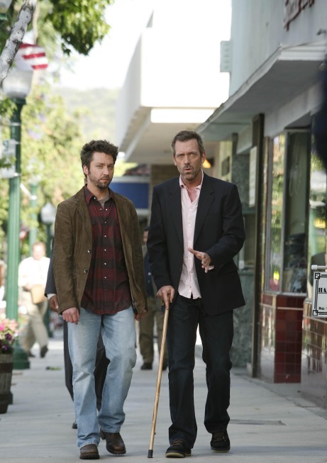 Michael Weston در صحنه سریال تلویزیونی دکتر هاوس به همراه Hugh Laurie