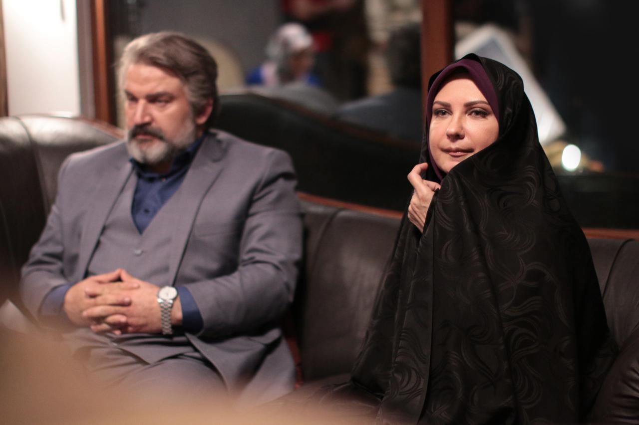 مهدی سلطانی در صحنه سریال تلویزیونی پدر به همراه لعیا زنگنه