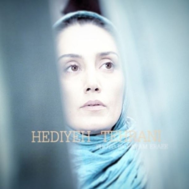 تصویری از هدیه تهرانی، بازیگر و طراح لباس سینما و تلویزیون در حال بازیگری سر صحنه یکی از آثارش