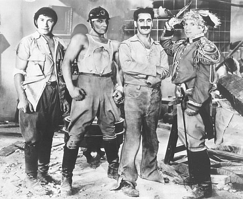 Harpo Marx در صحنه سریال تلویزیونی سوپ اردک به همراه Chico Marx، Zeppo Marx و Groucho Marx