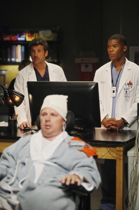 Patrick Dempsey در صحنه سریال تلویزیونی آناتومی گری به همراه Gaius Charles