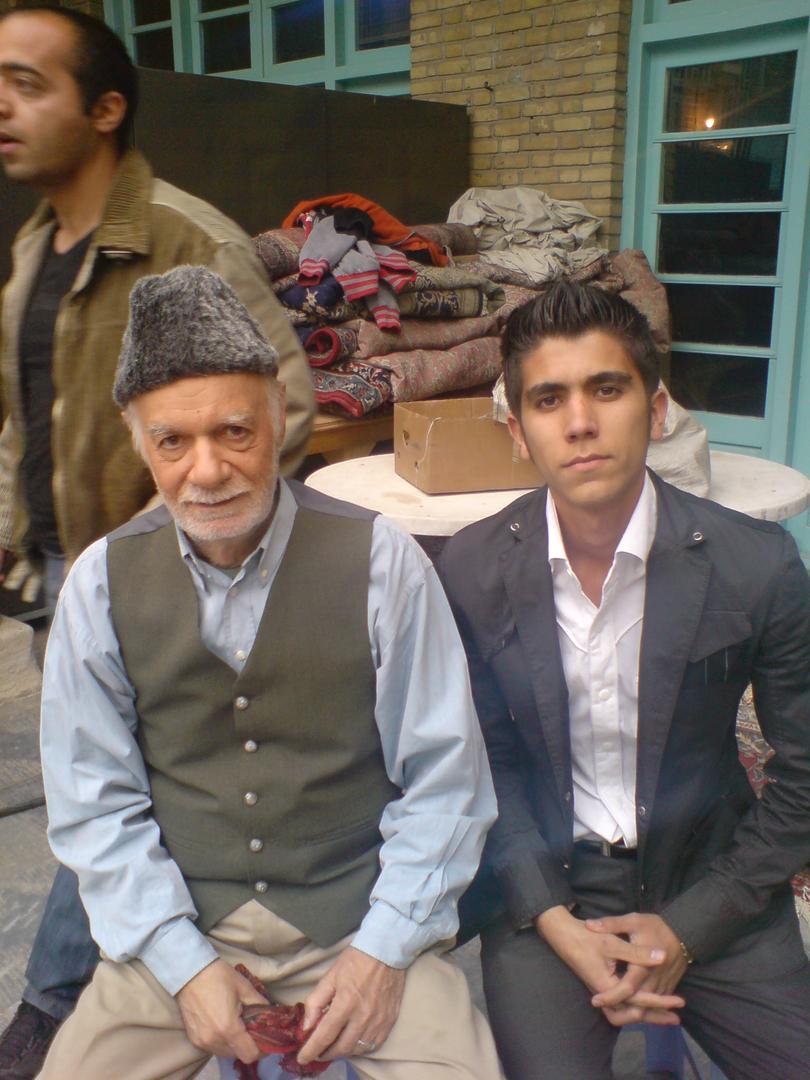 تصویری از محبوب محمودی، بازیگر سینما و تلویزیون در پشت صحنه یکی از آثارش