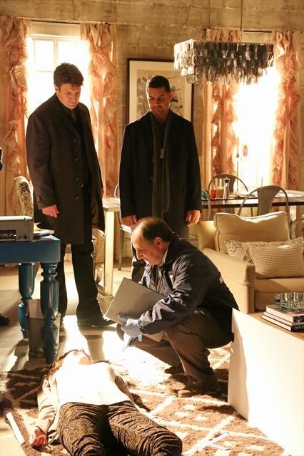 Arye Gross در صحنه سریال تلویزیونی کستل به همراه Nathan Fillion و Jon Huertas