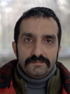 تصویری از مصطفی ساسانی، بازیگر سینما و تلویزیون در حال بازیگری سر صحنه یکی از آثارش