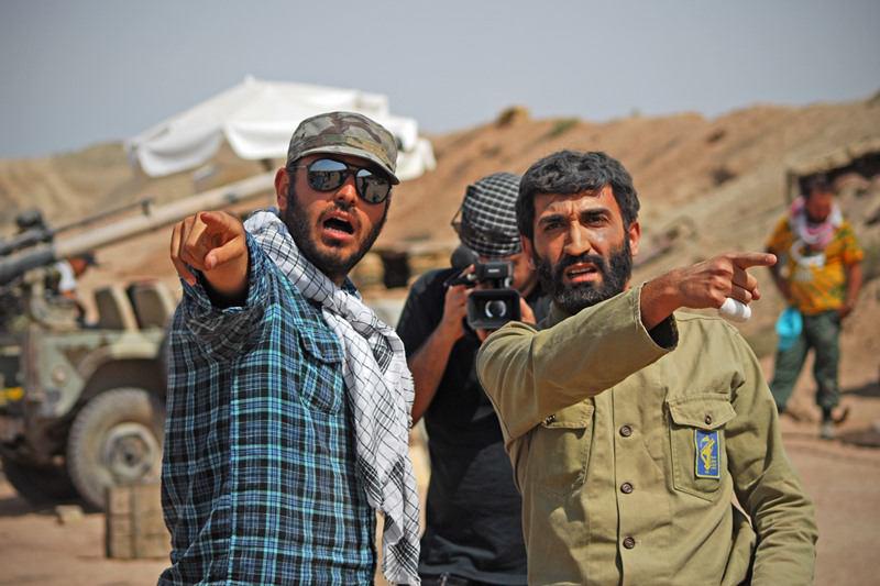 هادی حجازی‌فر در پشت صحنه فیلم سینمایی ایستاده در‌ غبار به همراه محمدحسین مهدویان